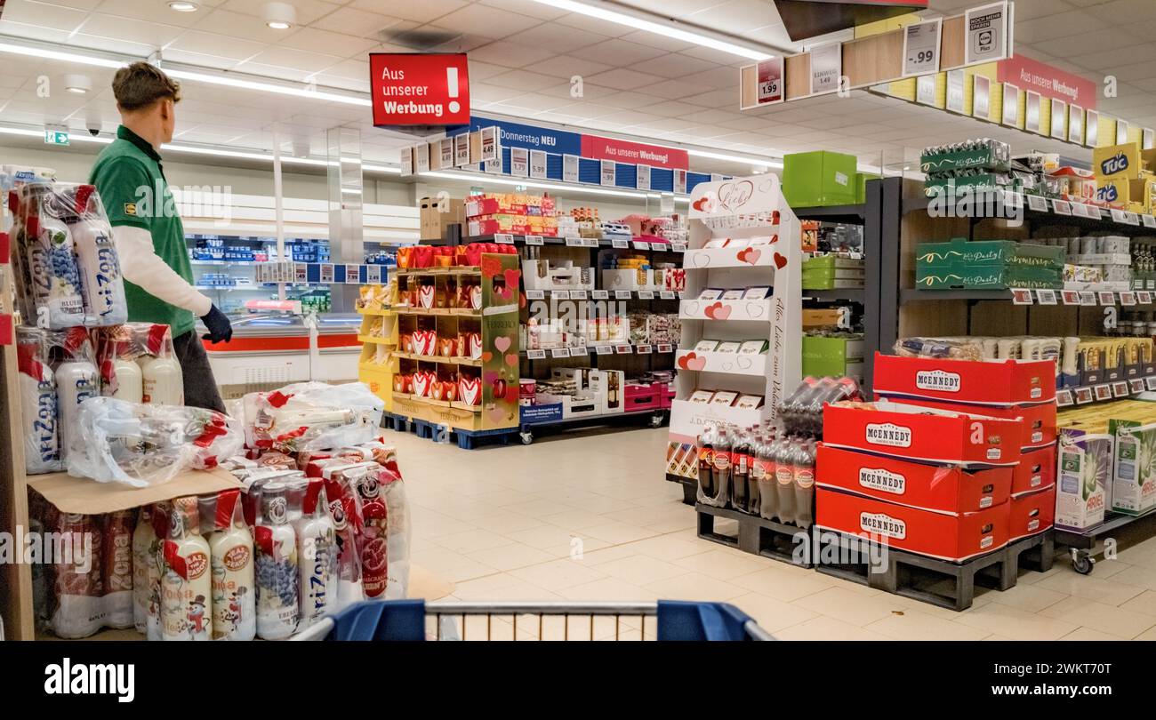 Hamburg, Deutschland. Februar 2024. Blick in einen LIDL Discount Supermarkt. Quelle: Markus Scholz/dpa/Alamy Live News Stockfoto