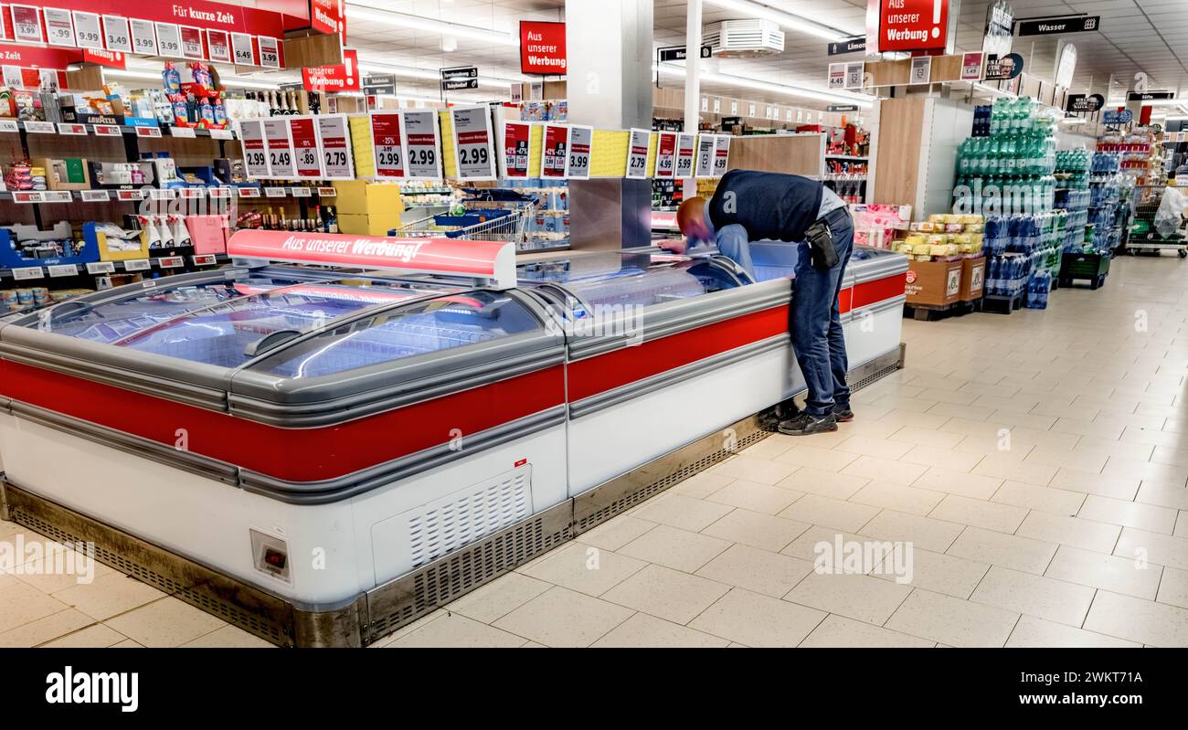 Hamburg, Deutschland. Februar 2024. Blick in einen LIDL Discount Supermarkt. Quelle: Markus Scholz/dpa/Alamy Live News Stockfoto