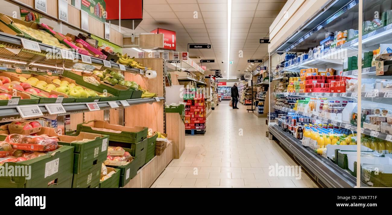 Hamburg, Deutschland. Februar 2024. Ein Kunde steht in einem LIDL Discount Supermarkt. Quelle: Markus Scholz/dpa/Alamy Live News Stockfoto
