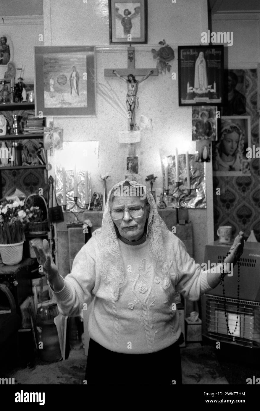 Katholisch, Seer, Mystic 1990s UK. Frau Nora Arthurs (1916–2011), eine katholische Voice-Box, Seher und Mystikerin, in ihrem Haus bekannt als "Mary's House" auf der Roggel Road, Canvey Island, die ein Gebetstreffen abhält. Canvey Island, Essex, England 1996 1990er Jahre, Großbritannien HOMER SYKES Stockfoto