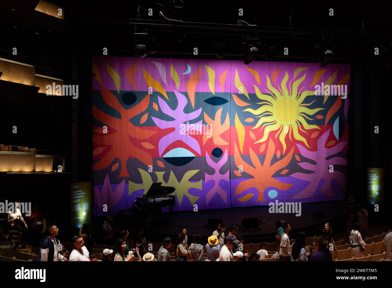 Sydney, NSW, Australien   22. Oktober 2023: Der selten gesehene Vorhang der Sonne, ein prächtiger Wandteppich, der von John Coburn entworfen wurde, hängt wieder kurz. Stockfoto