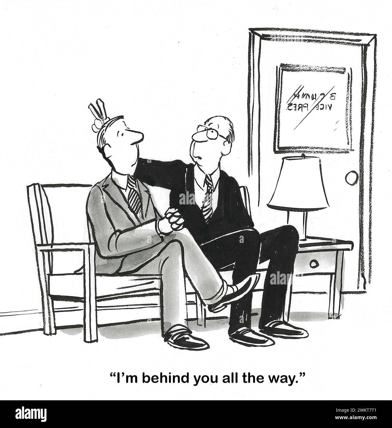 BW-Cartoon eines Vorgesetzten, der einem Manager sagt, dass er „hinter“ dem Manager stehe, aber er ist es eindeutig nicht. Stockfoto