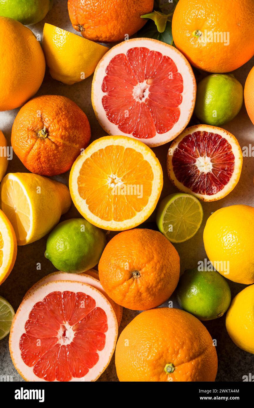 Bio Roh ausgewählte Zitrusfrüchte mit Limetten Zitronen Grapefruit und Orangen Stockfoto