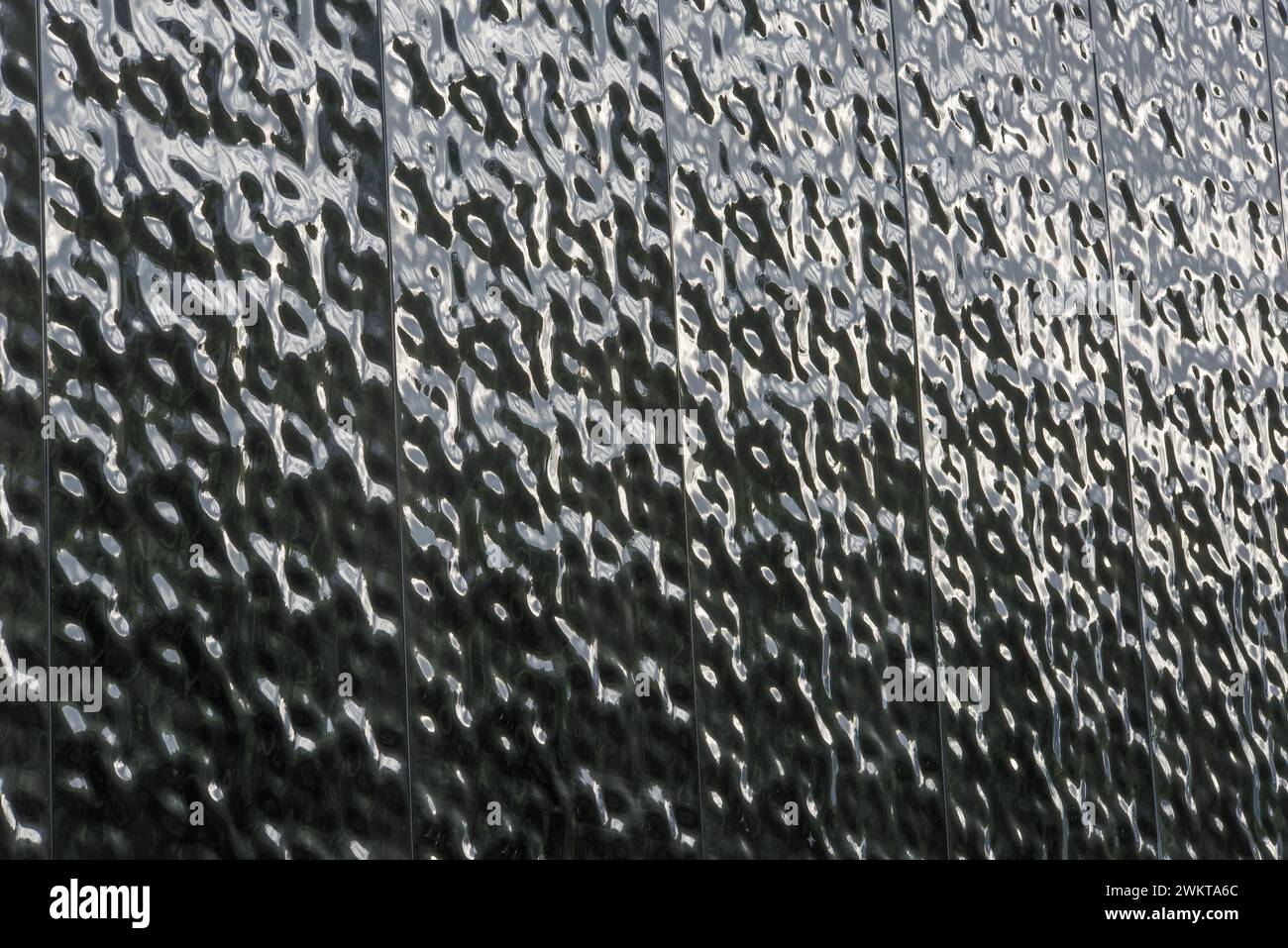 Metallfassaden, die die Textur von welligen Wasseroberflächen nachahmen Stockfoto