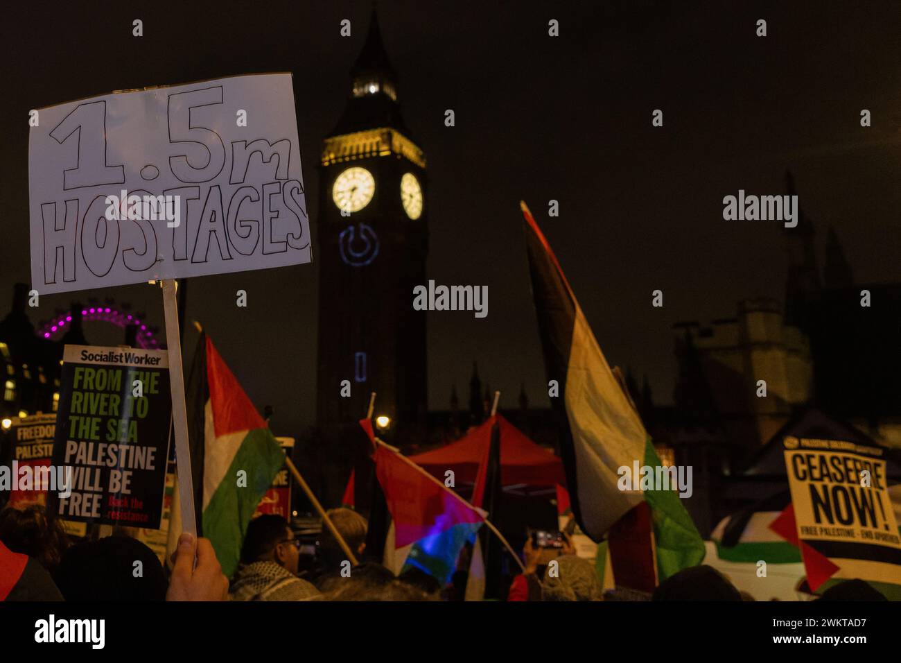 London, Großbritannien. Februar 2024. Pro-palästinensische Aktivisten protestieren auf dem Parlamentsplatz anlässlich einer Debatte und Abstimmung im Unterhaus über einen Antrag der Schottischen Nationalpartei (SNP), der einen sofortigen Waffenstillstand in Gaza fordert. Der Protest wurde von der Palästinensischen Solidaritätskampagne (PSK) organisiert. Quelle: Mark Kerrison/Alamy Live News Stockfoto