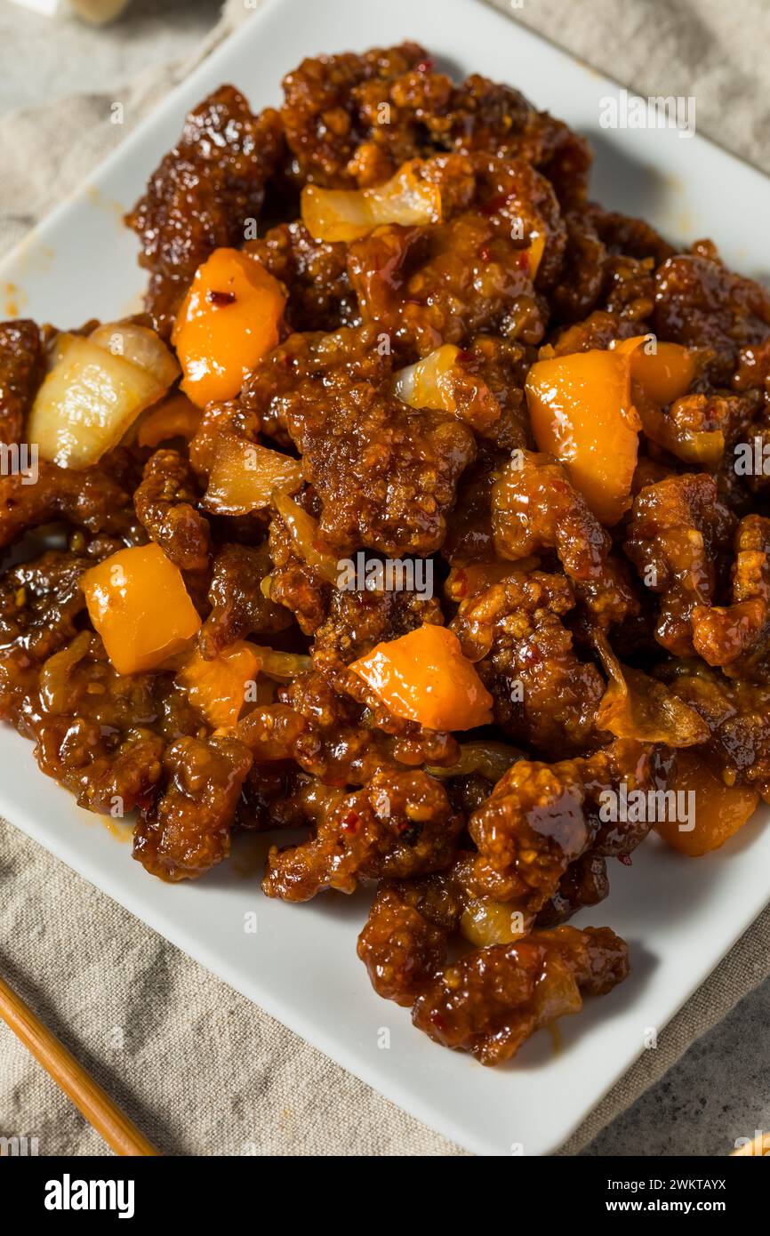 Scharfes chinesisches Peking-Rindfleisch mit Zwiebeln und Paprika Stockfoto