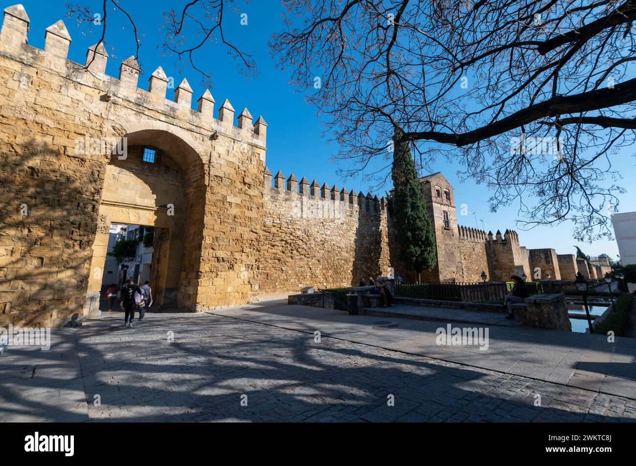 Puerta de Almodovar (Almodovar-Tor) ist Teil der Überreste der römischen Mauern und eines der Haupttore, die einst Cordoba in Andalusien umgaben Stockfoto