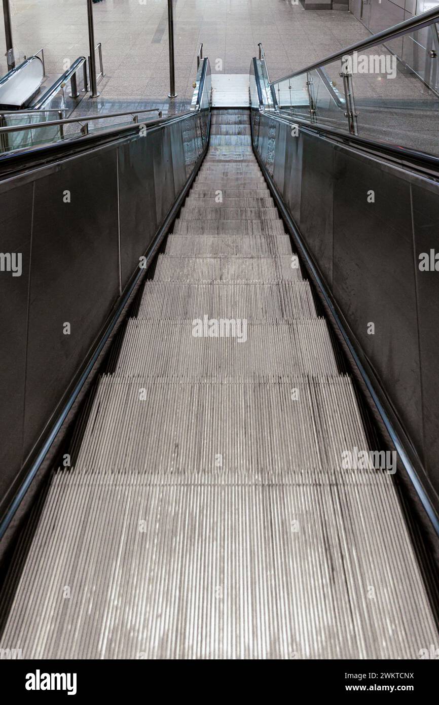 Eine symmetrische Ansicht an einer leeren Rolltreppe von oben nach unten Stockfoto