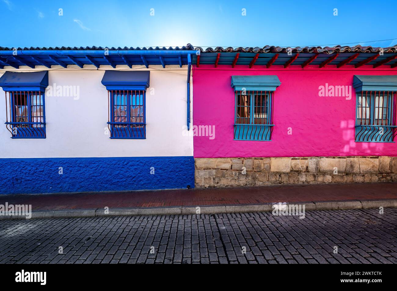 Farbenfrohe Kolonialhäuser im Viertel La Candelaria in Bogota, Kolumbien Stockfoto