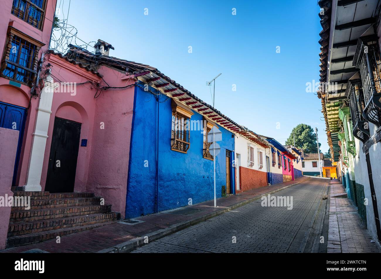Historische Kolonialgebäude im Viertel La Candelaria in Bogota, Kolumbien Stockfoto