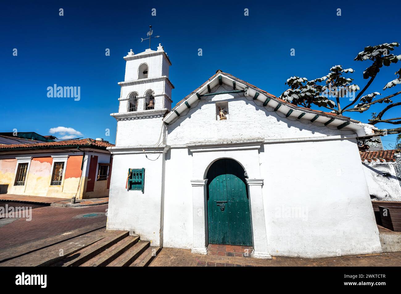 Kleine weiße Kirche am Chorro de Quevedo in Bogota, Kolumbien Stockfoto