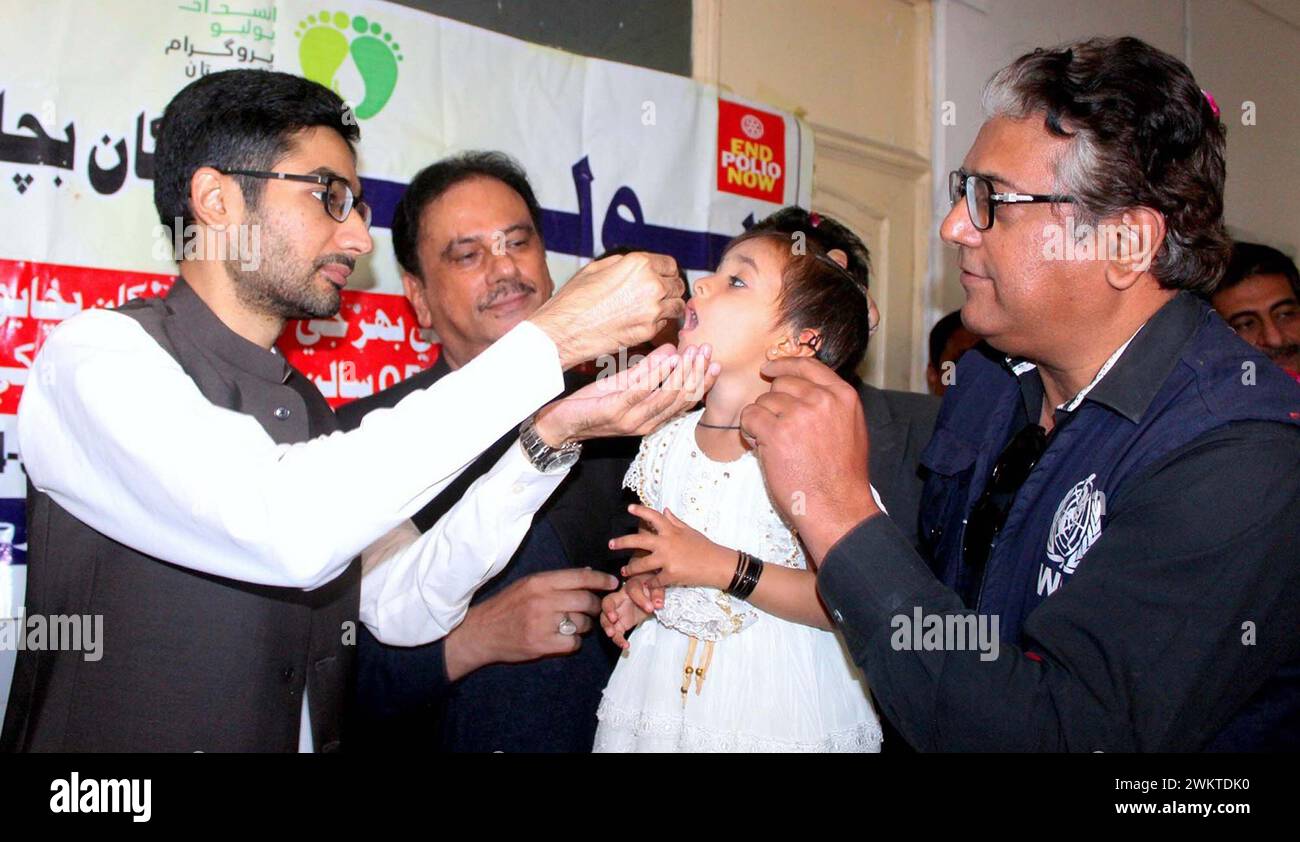 Der stellvertretende Kommissar Larkana, Sharjeel Noor Channa, verabreicht einem Kind während der Impfkampagne gegen Polio-Polio-Impfungen am Donnerstag, den 22. Februar 2024, in Larkana Polio-Impfungen. Stockfoto