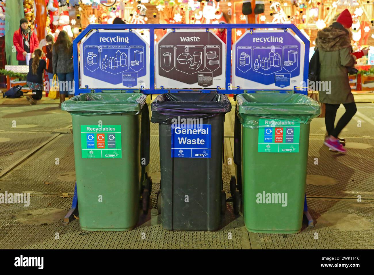 London, Vereinigtes Königreich - 22. November 2013: Drei Plastikmüll-Sortierbehälter für die Müllsortierung in der Straße im Stadtzentrum bei Nacht Stockfoto