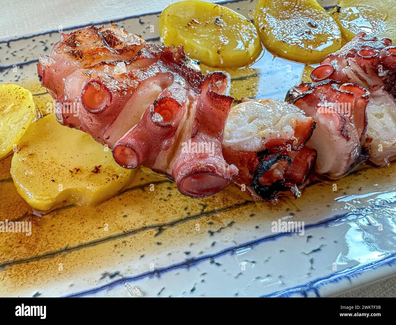 Gekochtes Oktupusessen, echte Szene in einem Restaurant, Guadalest, Spanien Stockfoto