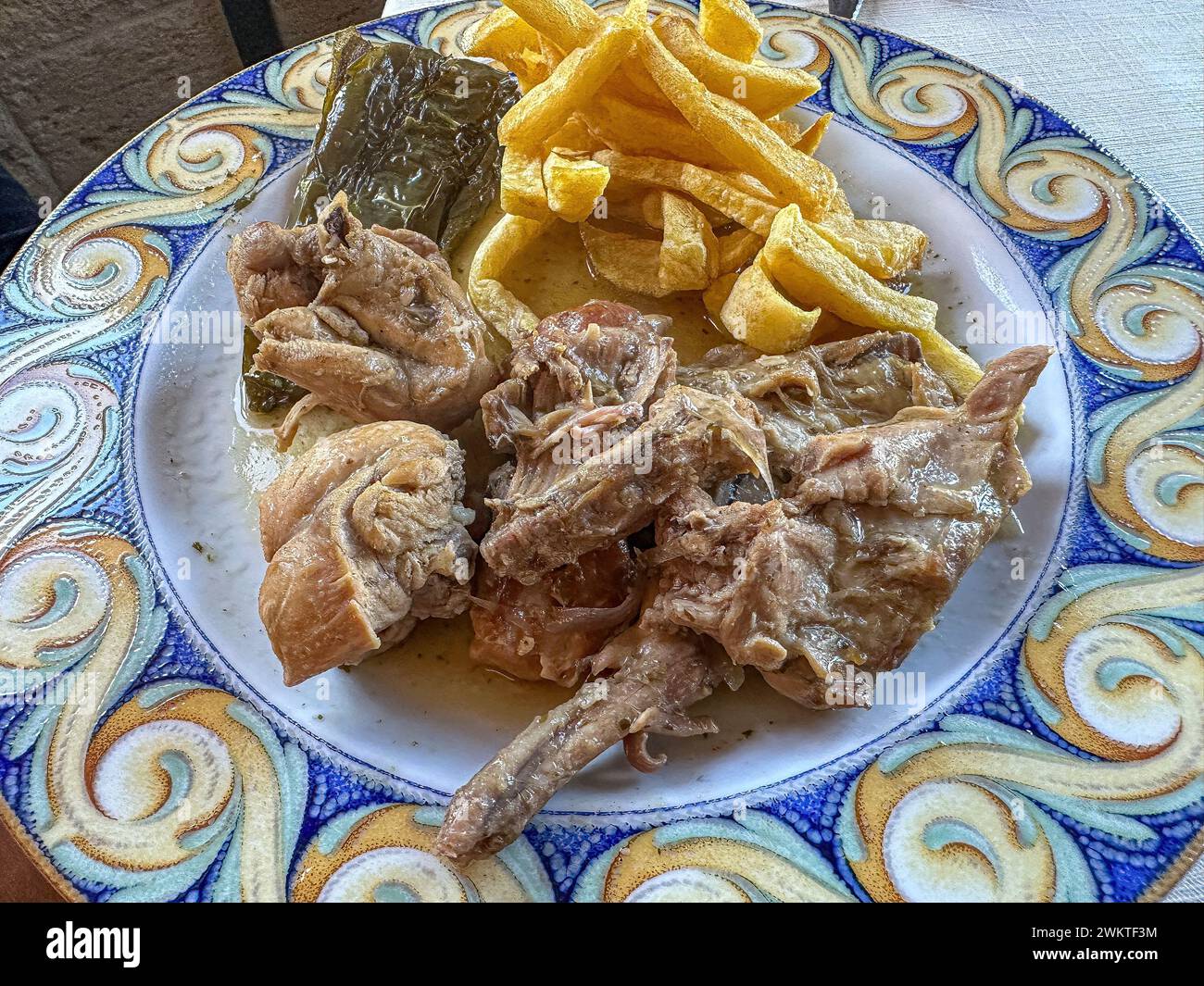 Zartes Fleischgericht, serviert in einem Restaurant, Real Life Szene, Guadalest, Spanien Stockfoto