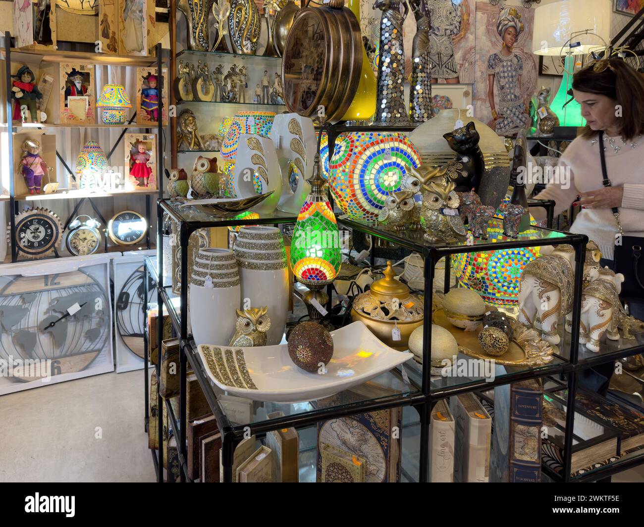 Souvenirartikel zum Verkauf im Souvenirladen in Guadalest, Spanien Stockfoto