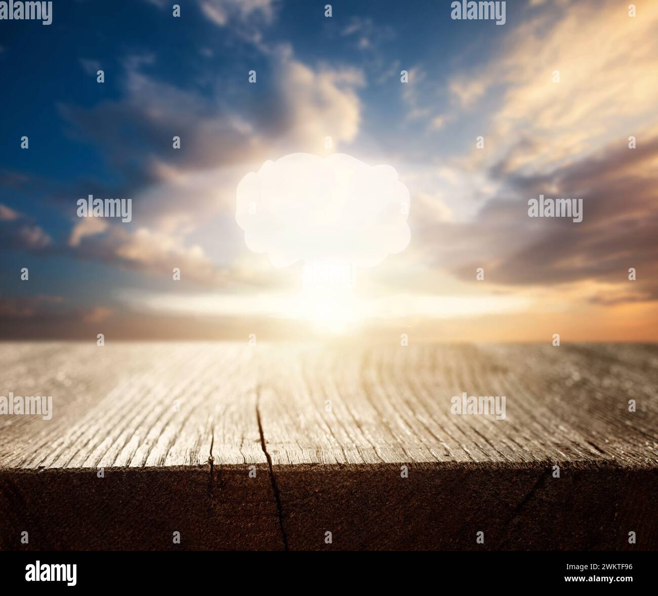 Nuklear-Explosion Pilz Wolke gegen Sonnenuntergang Himmel durch das Fenster Stockfoto