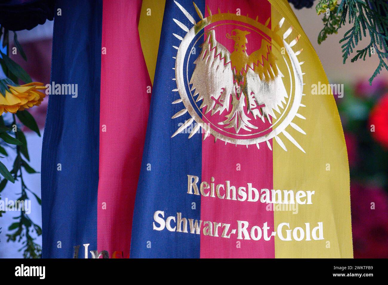 22. Februar 2024, Sachsen-Anhalt, Magdeburg: „Reichsbanner Schwarz-Rot-Gold“ steht auf einem Band auf einem Kranz. Anlässlich des 100. Jahrestages der Gründung des Reichsbanner Schwarz-Rot-Gold wurde eine Stele zum Gedenken an das historische Ereignis mit einer Kranzniederlegung auf dem Domplatz eingeweiht. Zuvor fand im landtag von Sachsen-Anhalt eine Zeremonie statt. Am 22. Februar 1924 wurde in Magdeburg das überparteiliche und sozialdemokratische Reichsbanner zum Schutz der Demokratie gegründet. Mitglieder der liberalen Deutschen Demokratischen Partei und der Katholischen Zentrumspartei waren als Stockfoto