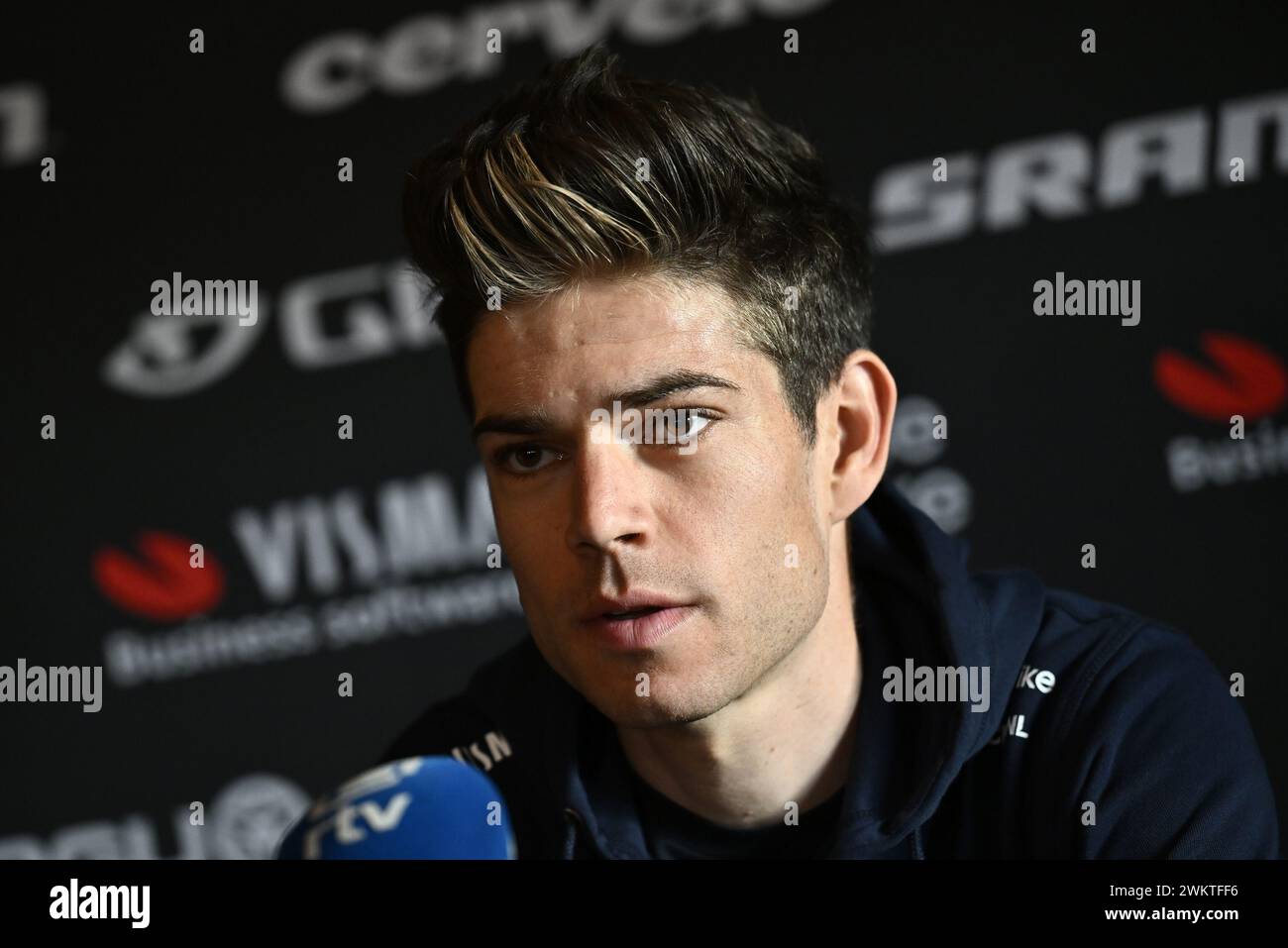 Kruisem, Belgien. Februar 2024. Der belgische Wout van Aert wurde während einer Pressekonferenz des Radsportteams Visma – Lease a Bike vor dem eintägigen Radrennen Omloop Het Nieuwsblad, dem Eröffnungsrennen der flämischen klassischen Eintagesaison, am Donnerstag, den 22. Februar 2024, vorgestellt. BELGA FOTO DIRK WAEM Credit: Belga News Agency/Alamy Live News Stockfoto