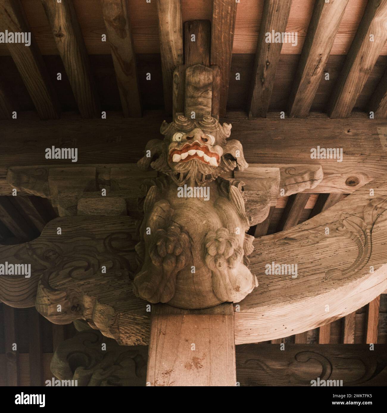 Der Zugang zum Tempelgelände ist mit einem Sanmon-Tor am Eingang in Shimoda, Japan, ausgestattet. Stockfoto