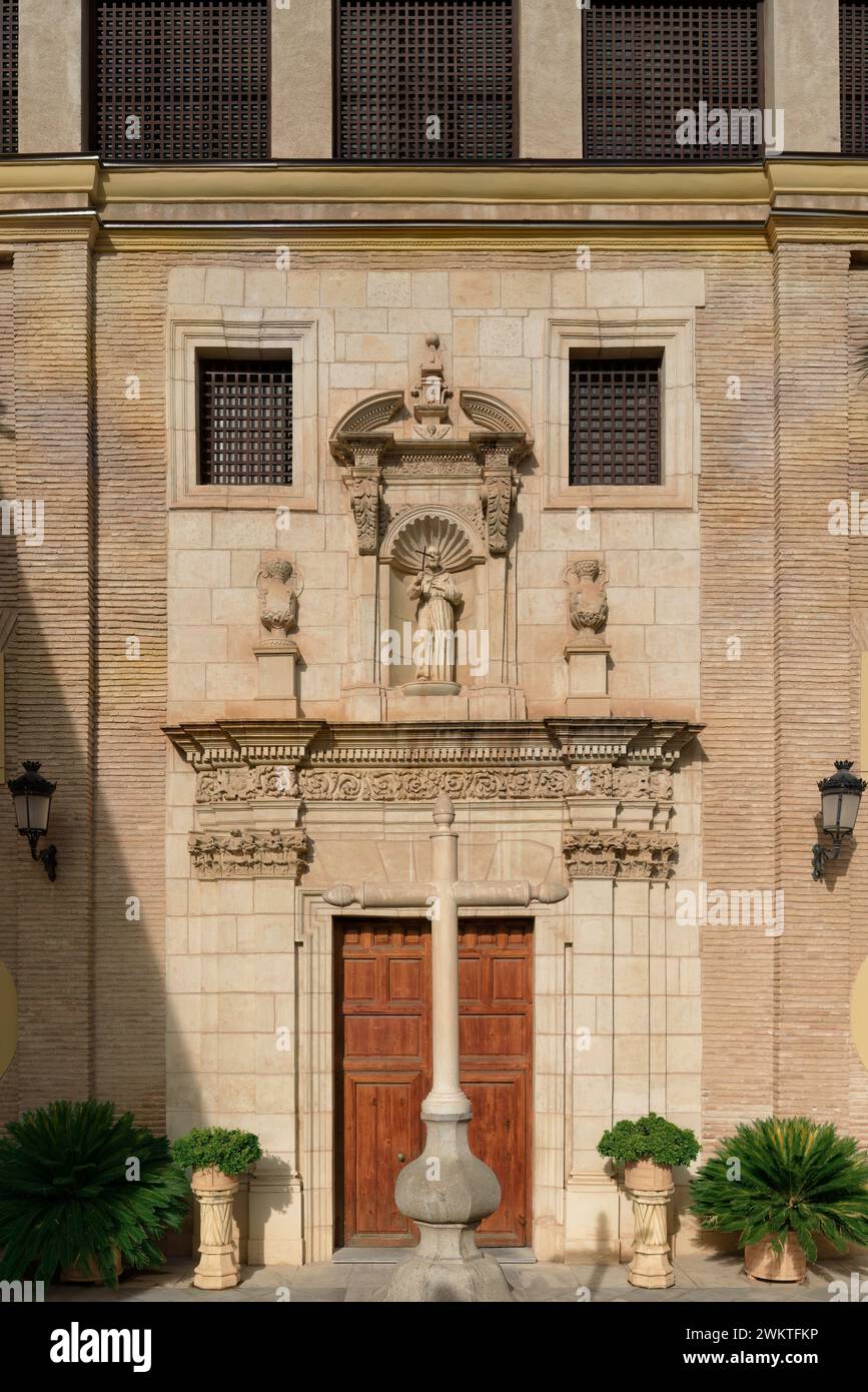 Außenfassade der Hauptfassade des Klosters Santa Clara la Real aus dem 14. Jahrhundert, Klosterkomplex des Ordens der Klarsicher, Stadt Murcia, Spanien. Stockfoto