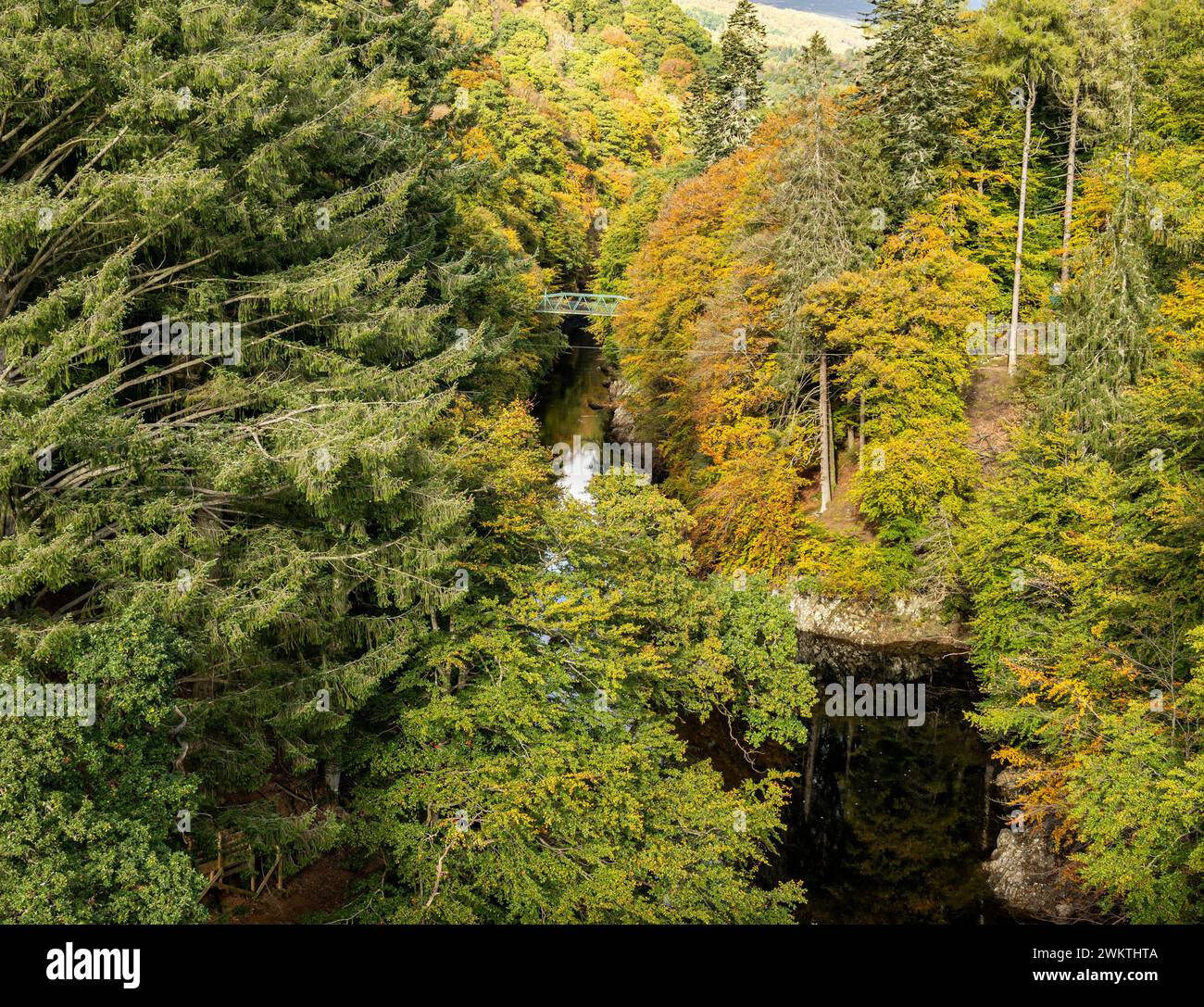 Herbstfarbe an der Garry Bridge in der Nähe von Pitlochry, Schottland. Stockfoto