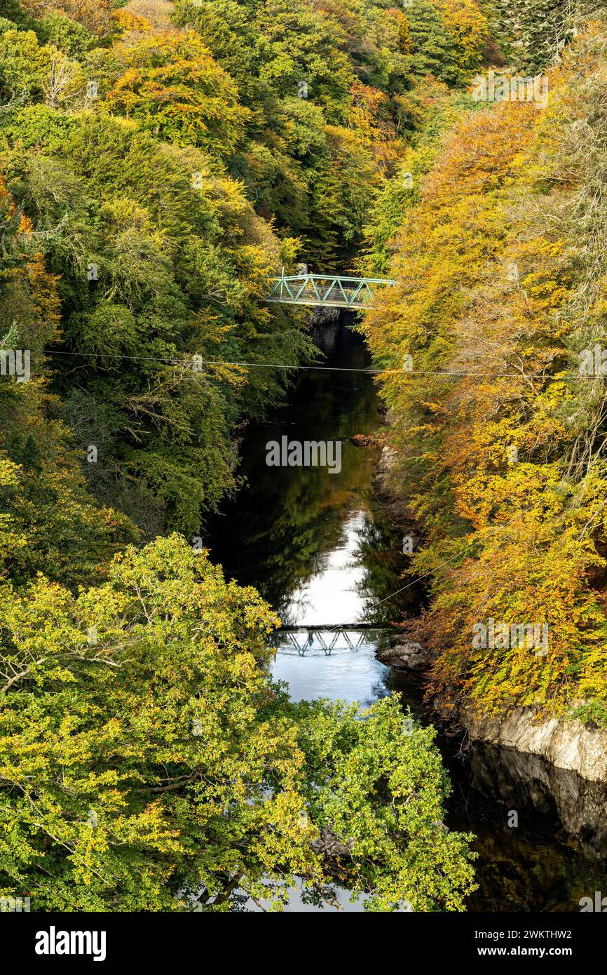 Herbstfarbe an der Garry Bridge in der Nähe von Pitlochry, Schottland. Stockfoto