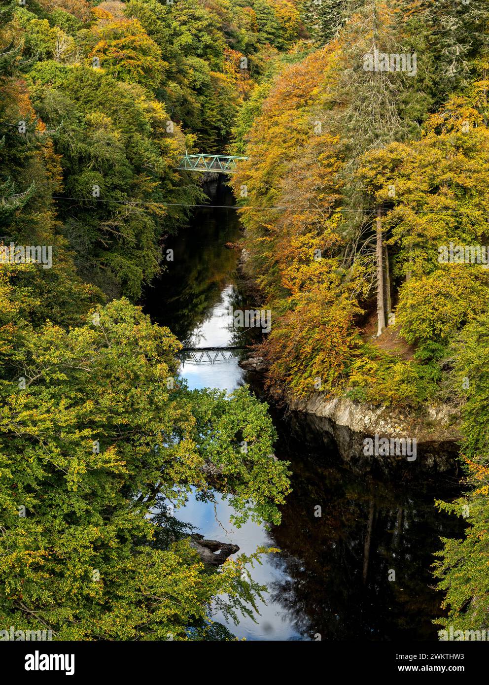 Herbstfarbe an der Garry Bridge in der Nähe von Pitlochry, Schottland. Stockfoto