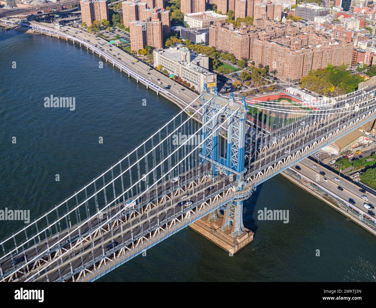 Luftaufnahmen der Manhattan Bridge aus einem offenen Hubschrauberflug Stockfoto