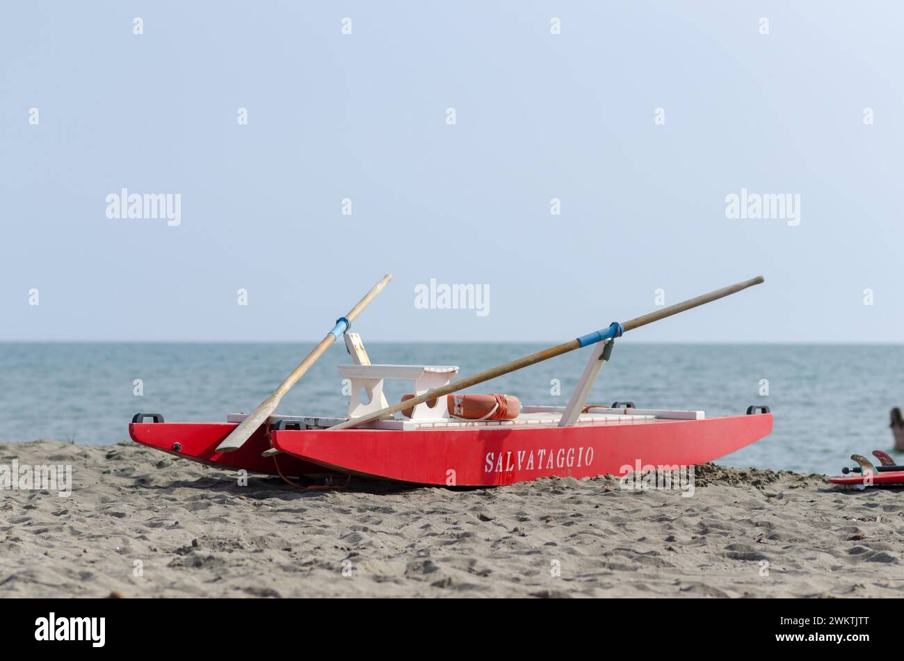 Rettungsboot am Strand für Notfälle, gut sichtbare rote Farbe. Meeresstrände, die Sicherheit an der Küste ist konstant, die Unfallgefahr ist hoch. Neuigkeiten Stockfoto