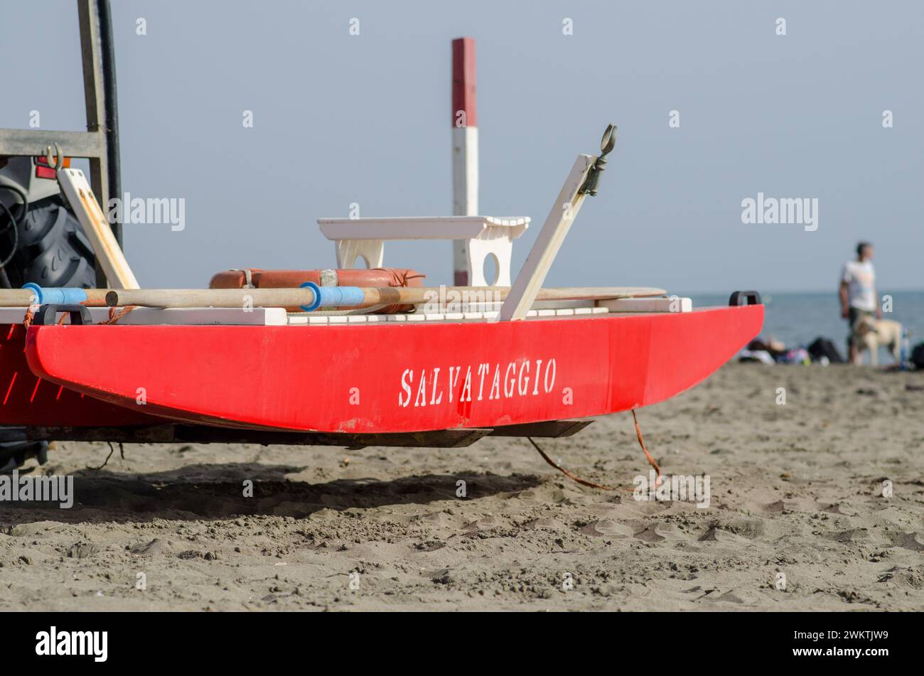 Rettungsboot am Strand für Notfälle, gut sichtbare rote Farbe. Meeresstrände, die Sicherheit an der Küste ist konstant, die Unfallgefahr ist hoch. Neuigkeiten Stockfoto