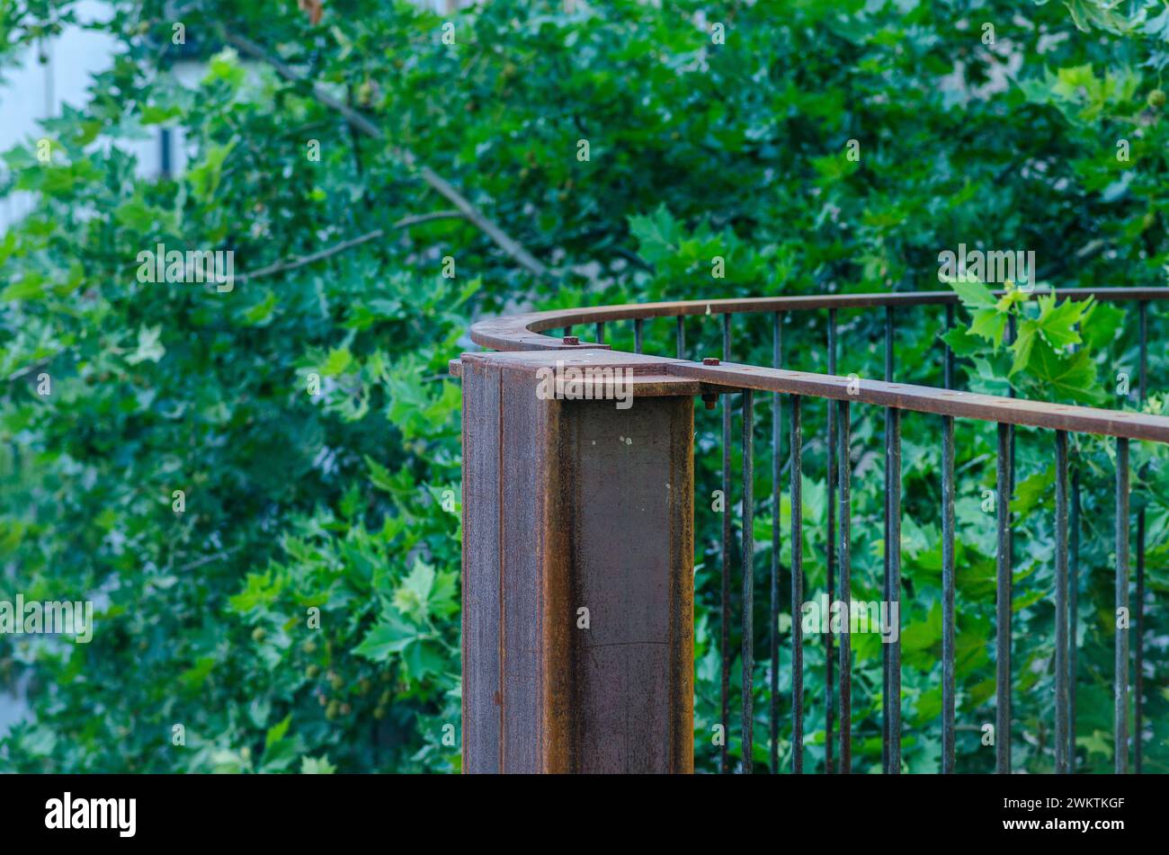 Geländer aus Corten-Stahl, mit oxidierten, rostfesten Eisenelementen. Attika der erhöhten Struktur. Architektur im Dialog zwischen Vergangenheit und Moderne. Stockfoto