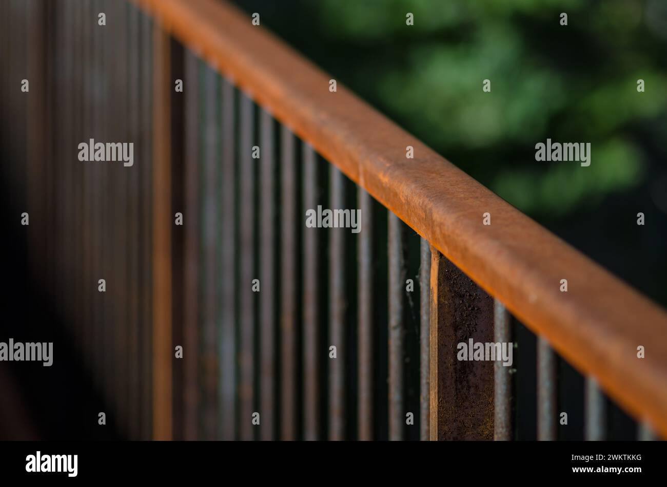 Geländer aus Corten-Stahl, mit oxidierten, rostfesten Eisenelementen. Attika der erhöhten Struktur. Architektur im Dialog zwischen Vergangenheit und Moderne. Stockfoto