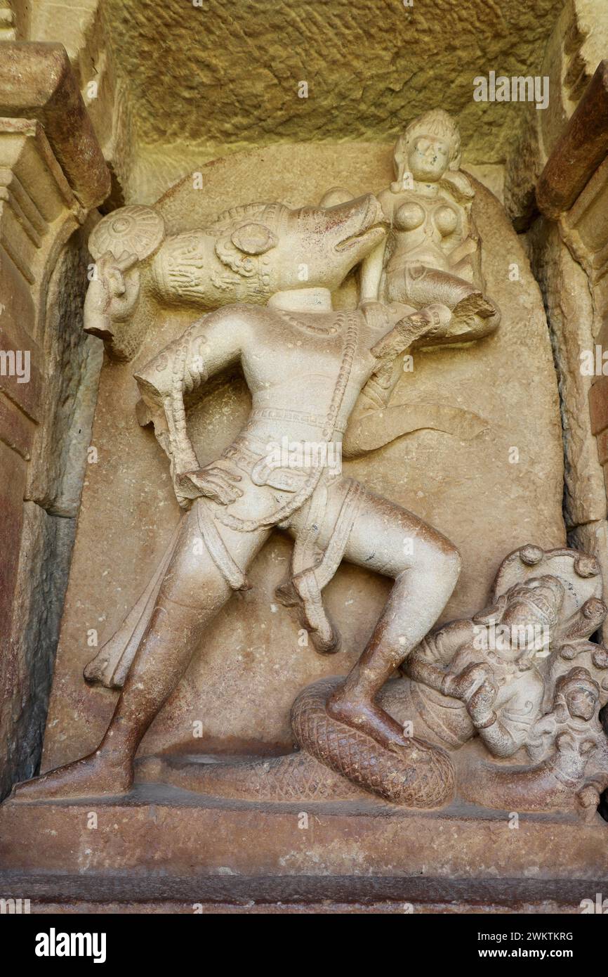 Vishnu als Varaha Rettung Bhudevi (die Erde), Durga Tempel, Aihole Tempel, Badami, Bagalkot, Karnataka, Indien Stockfoto