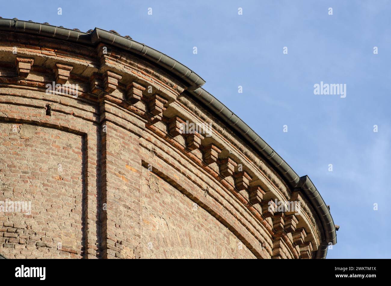 Besondere Architektur, Rahmen eines neoklassizistischen Gebäudes mit freiliegenden Ziegeln, mit Pilastern, Fries, Giebel und Rinnen. Fassade des historischen Hotels Stockfoto