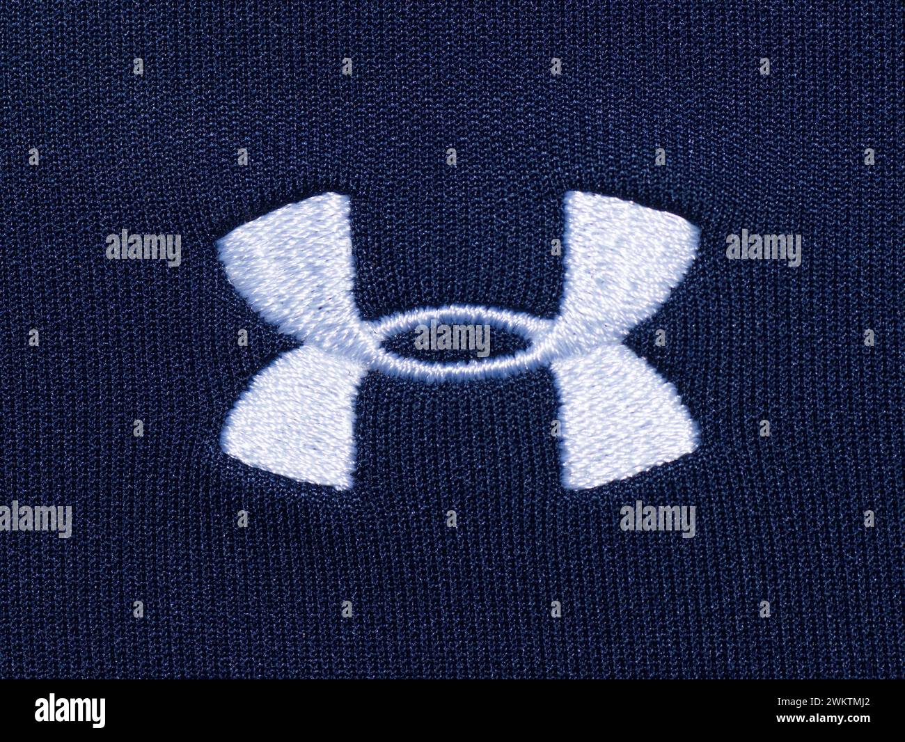 Ocala, Florida 2-22-2024 Nahaufnahme des Logos unter der Rüstung, weiße Farbe auf Textil aufgenäht, Produktaufnahme. Ist ein US-amerikanisches Sportbekleidungsunternehmen, das produziert Stockfoto