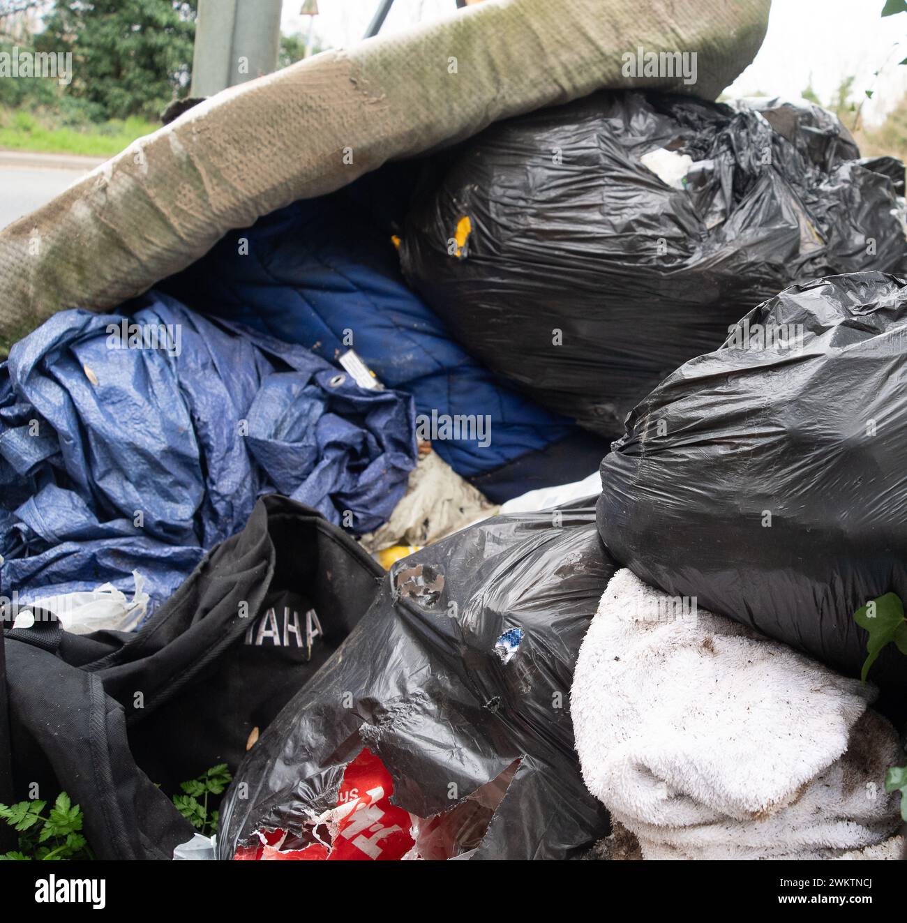 Harefield, Großbritannien. Februar 2024. Fliegenkippen und Müll links auf dem Bürgersteig neben dem Grand Union Canal in Harefield. Kredit: Maureen McLean/Alamy Stockfoto