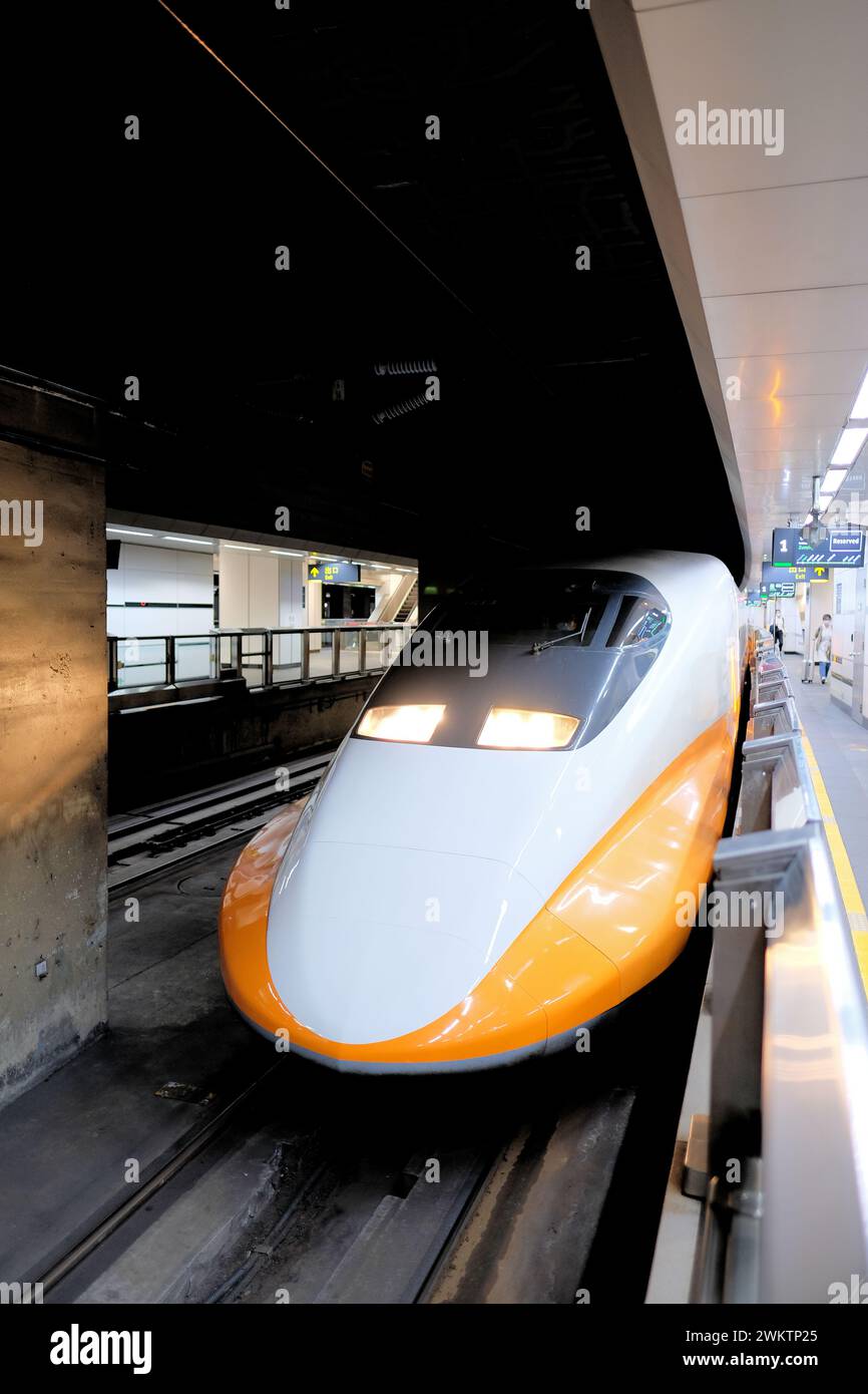 Nase des Hochgeschwindigkeitszugs TSHR 700T des japanischen Shinkansen-Hochgeschwindigkeitszugs am Einstiegsteig im Hauptbahnhof von Taipei; Taipeh, Taiwan; Hochgeschwindigkeitszug. Stockfoto