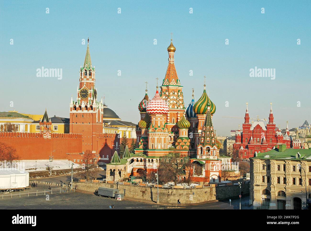 Blick hinunter auf die Basilius-Kathedrale und den Roten Platz, Kreml, Moskau, Russland Stockfoto