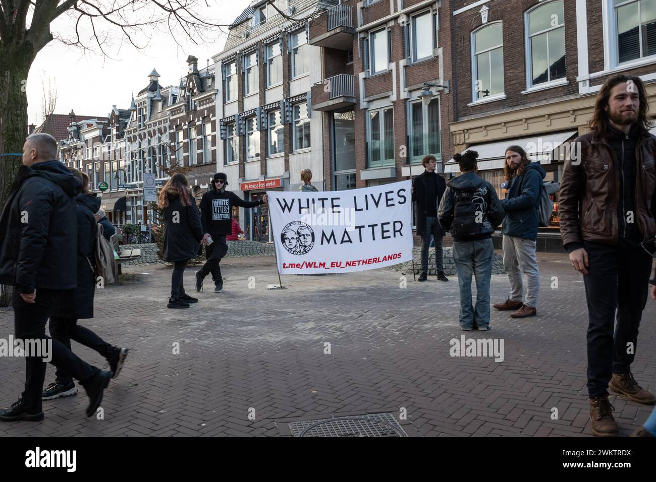Gouda, Niederlande 17.02.24. Die niederländische Fraktion der rechtsextremen Bewegung White Lives Matter führt öffentliche Demonstrationen im Stadtzentrum durch. Stockfoto