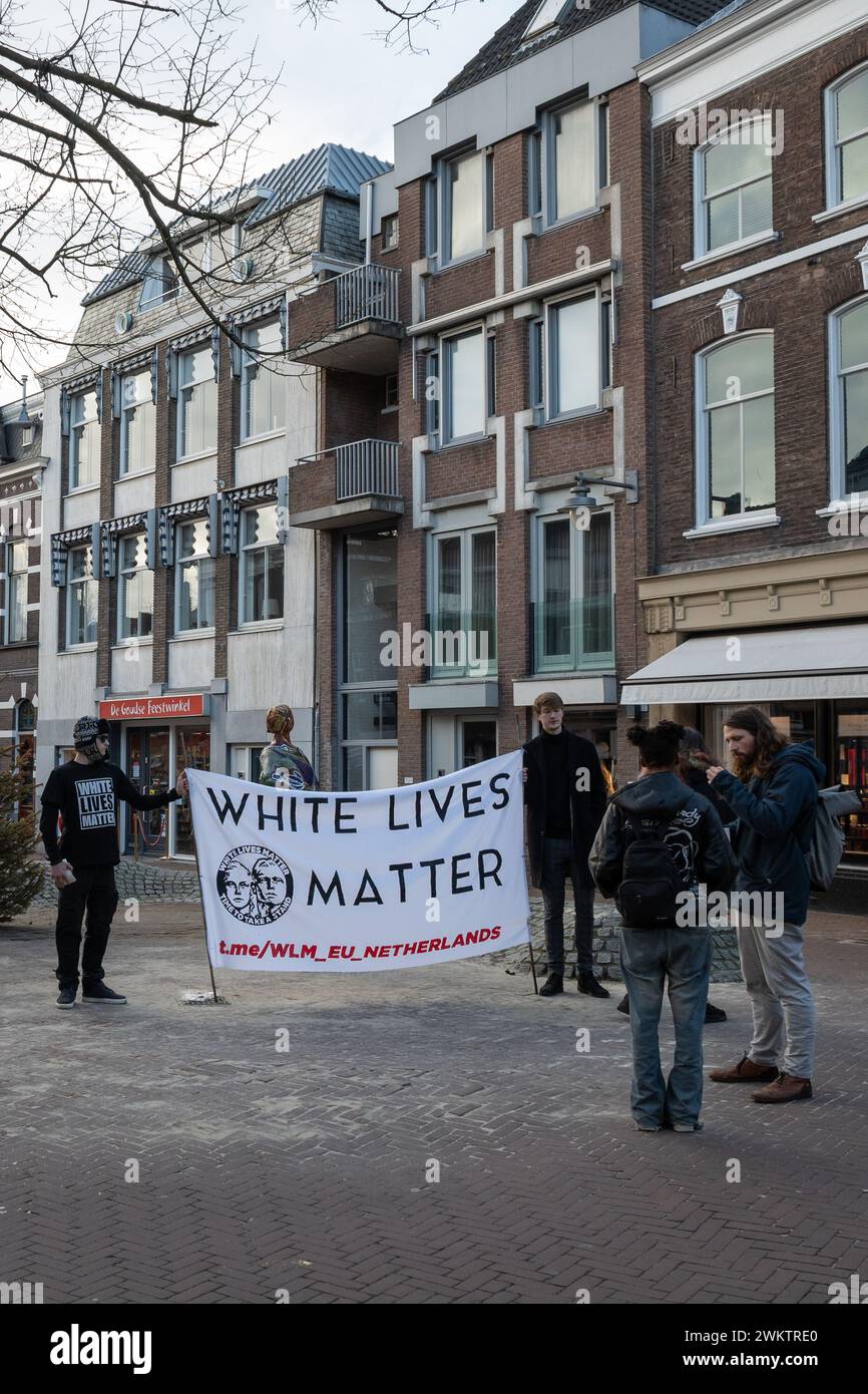 Gouda, Niederlande 17.02.24. Die niederländische Fraktion der rechtsextremen Bewegung White Lives Matter führt öffentliche Demonstrationen im Stadtzentrum durch. Stockfoto