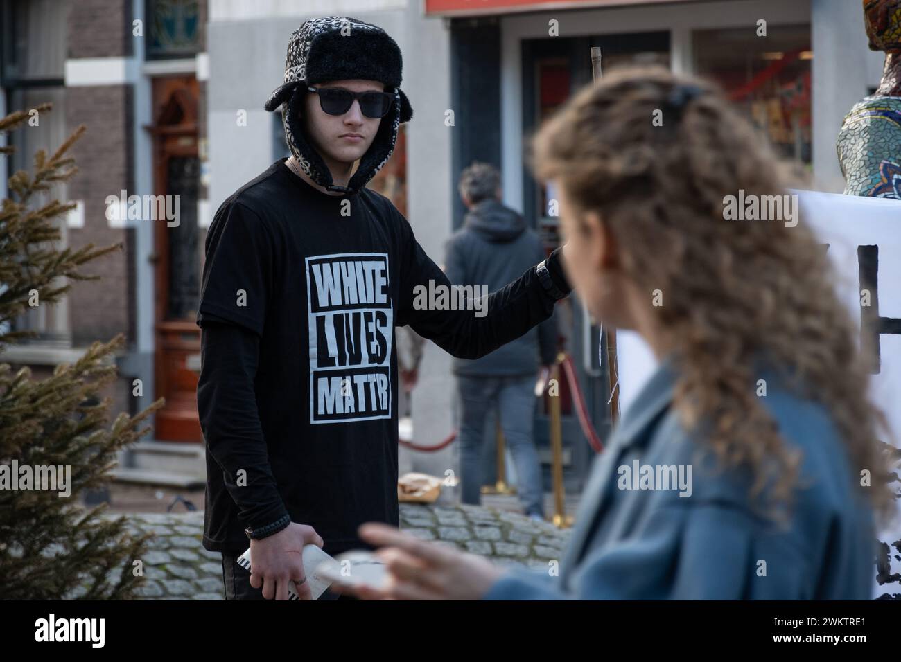 Gouda, Niederlande 17.02.24. Die niederländische Fraktion der rechtsextremen Bewegung White Lives Matter führt öffentliche Demonstrationen im Stadtzentrum durch. Stockfoto