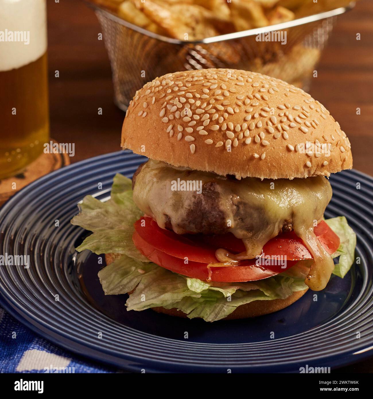 Ein hausgemachter Burger serviert mit Pommes frites Stockfoto