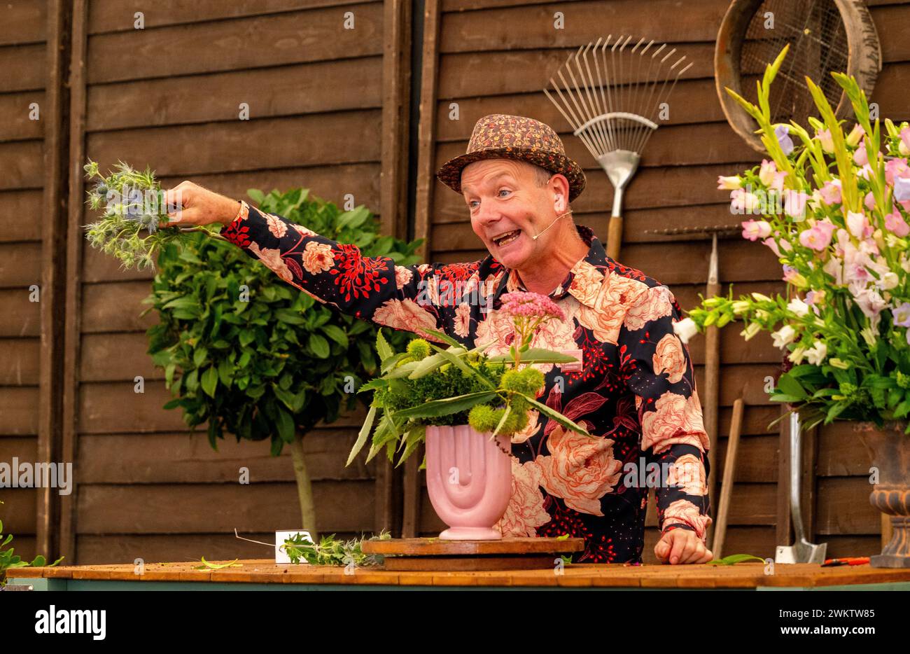Jonathan Moseley, Fernsehflorist auf der Bühne, der mit dem Publikum interagiert, während er Floristik bei der Harrogate Flower Show demonstriert. UK Stockfoto