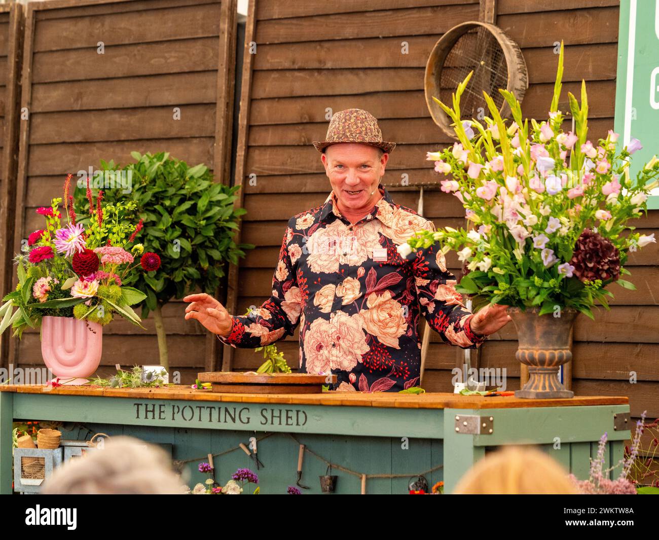 Jonathan Moseley, Fernsehflorist auf der Bühne, der mit dem Publikum interagiert, während er Floristik bei der Harrogate Flower Show demonstriert. UK Stockfoto