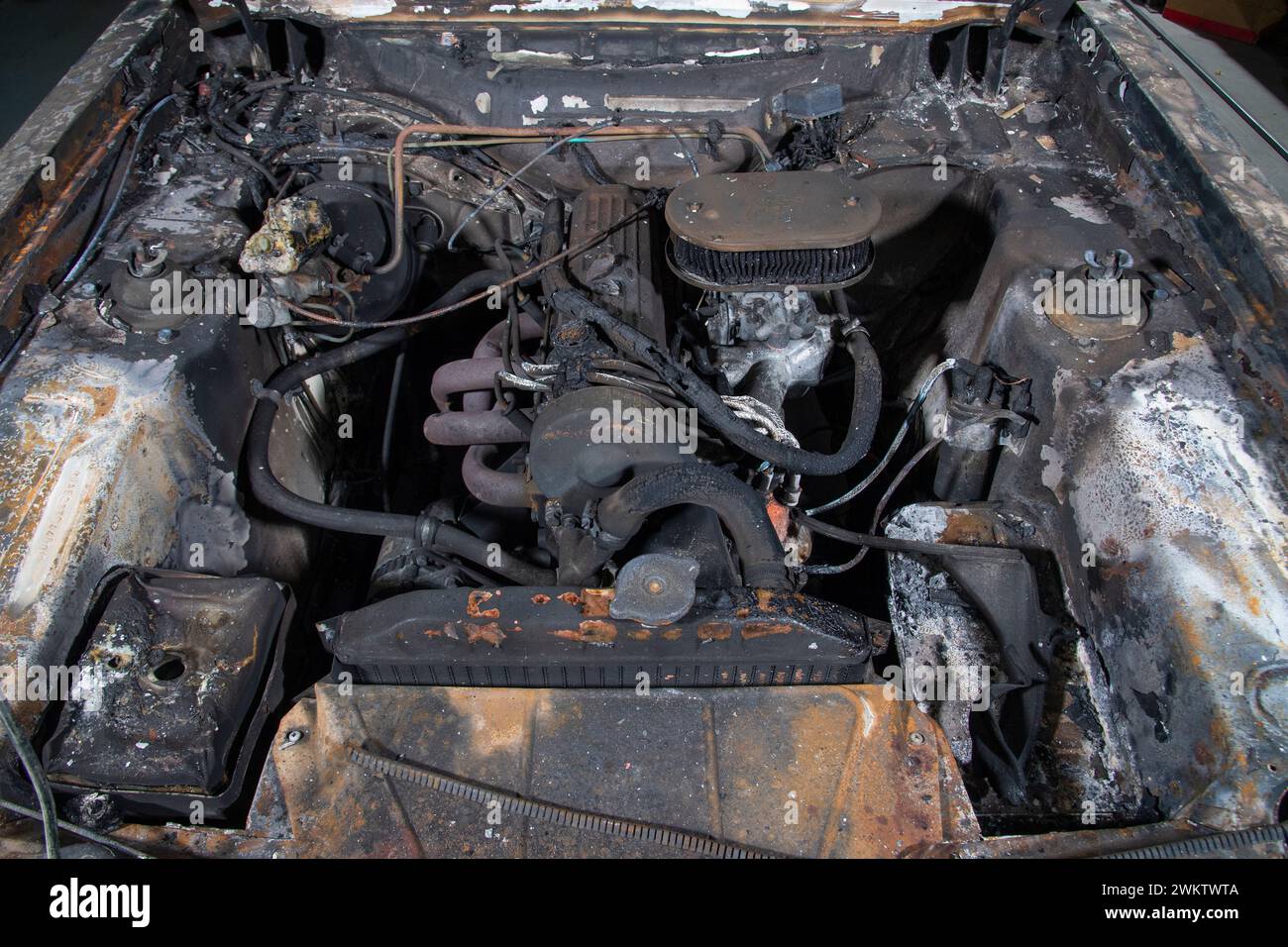 Der Ford Capri 2,0 aus der Fernsehsendung Minder, der durch Feuer fast zerstört wurde, nachdem er in Kent zu den Restaurierungen von Classic Car zurückgebracht wurde, um gerettet zu werden Stockfoto