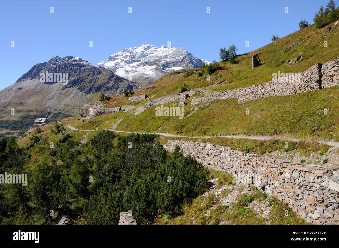 Malerische und majestätische Oberengadiner Gebirgslandschaft auf dem Bernina Hospitz im Engadin. Herrliche und magische Bergregion Oberengadin in Stockfoto