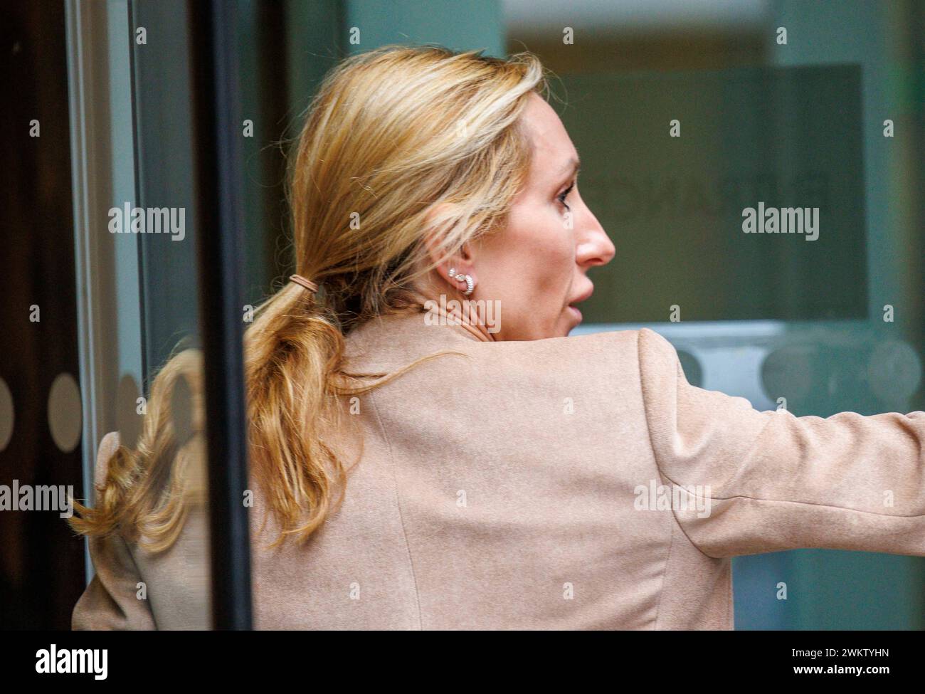 London, UK 22 Februar 2024 Veronica Bourlakova kommt am High Court an. Die Witwe und Töchter des russischen Oligarchen Oleg Bourlakov kämpfen um einen Anteil seines Vermögens von 3 Milliarden Pfund, einschließlich der Superyacht Black Pearl von 150 Millionen Pfund und des Herrenhauses Monaco von 75 Millionen Pfund, nachdem ein neues Testament entdeckt wurde, als er an COVID starb. Loudmila, 70, Elena, und Veronica, 36, sind in einem juristischen Konflikt wegen Oleg Bourlakovs Testament, nachdem der 72-Jährige gestorben ist. Sie wollten sein Anwesen erben, bis Loudmila erkannte, dass er mit ihrer Freundin Sofia Shevtsova betrügte. Das Paar, das sich als Wissenschaftsstudenten kennenlernte und 47 Jahre lang verheiratet war, begann sich zu entfernen Stockfoto