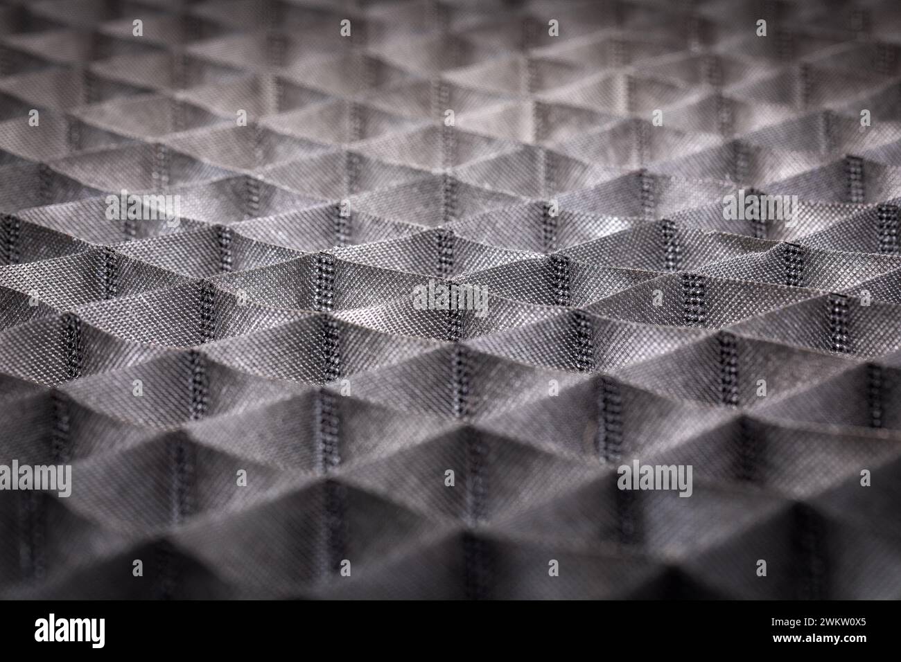 Hintergrund mit dunkler Gitterstruktur: Minimalistisches abstraktes Schwarz-weiß-Muster für Folien und Grafikdesign. Wählen Sie Fokus. Stockfoto
