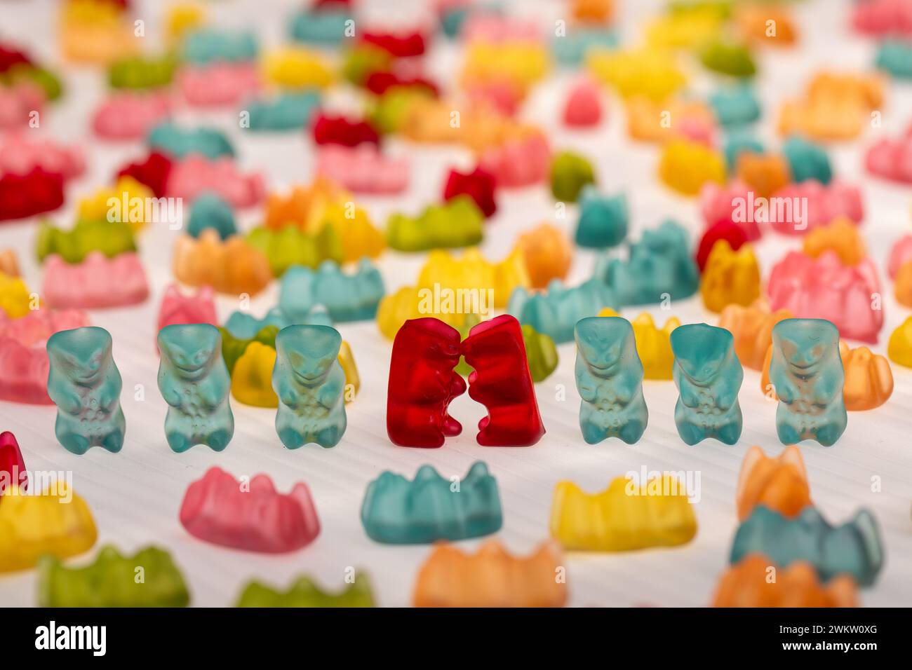 Bunte Gummibär-Hochzeitsfeier mit Braut und Bräutigam - süße und skurrile Einladung Stockfoto